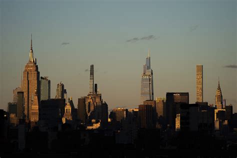Manhattan claws back people as urban counties stem outflow